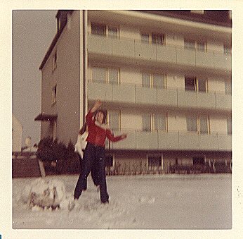 Biggi und Tina bei einer Schneeballschlacht