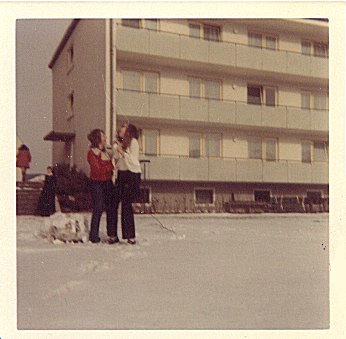 Biggi und Tina bei einer Schneeballschlacht